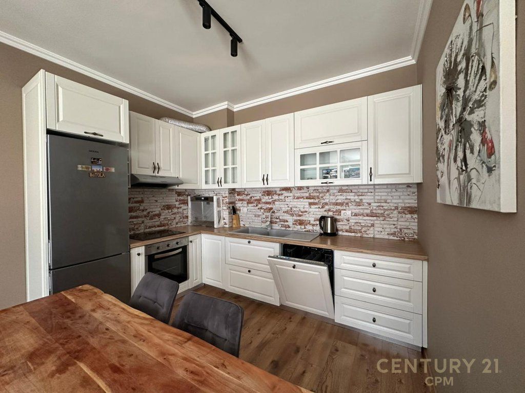 Apartament 2+1+2 Per Qira Prane Kopshtit Botanik! 850 € /Muaj Sip. Totale  98m2