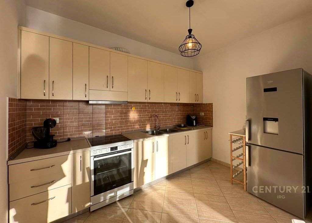 Shitet Apartament 2+1+2 Ballkone tek Pallatet Cabej