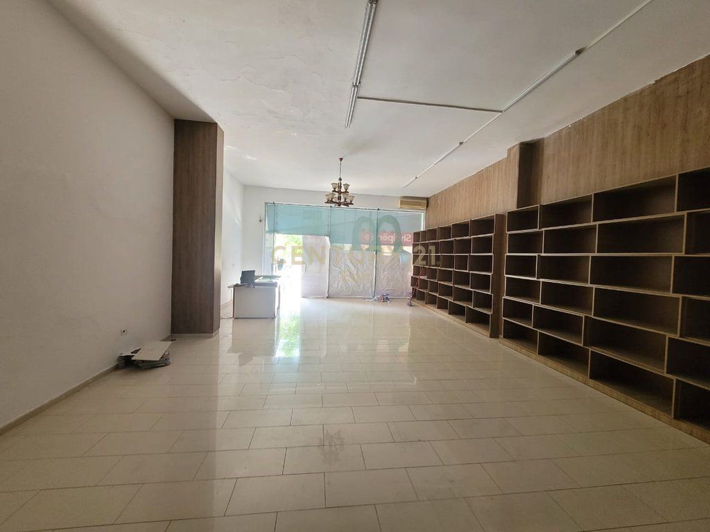 VENDITA AMBIENTE IN STRADA PRINCIPALE, DURRËS !