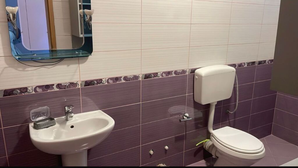 Jepet me Qera Apartament 2+1+2 tek Shkolla e Kuqe !