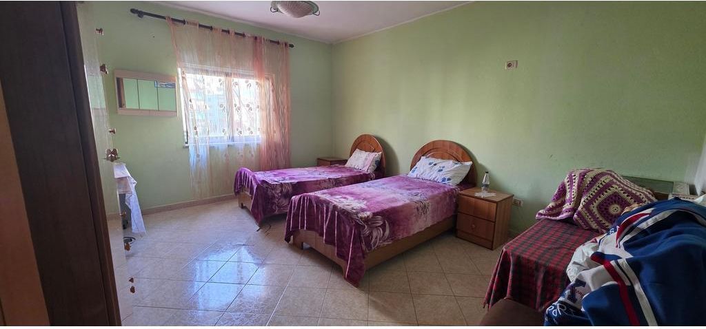 Komuna e Parisit – Për shitje Apartament 3+1+2 që ndahet në 2 apartamente 1+1!