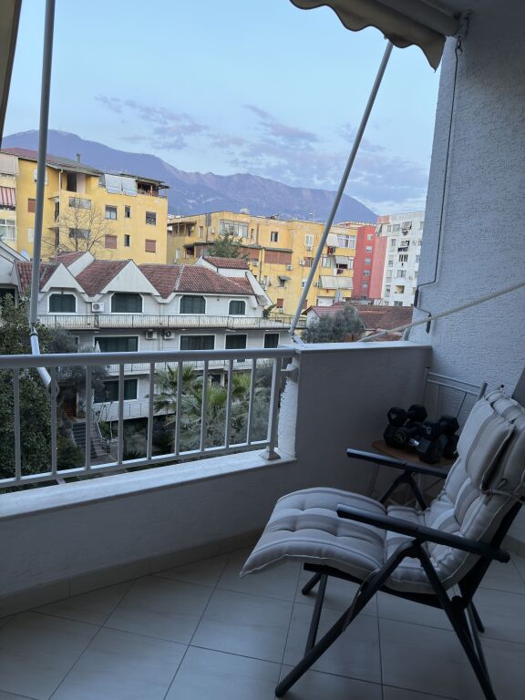 Jepet me qera apartament 1+1, 75 meter katror, ne fillim te rruges se Teleferikut(te Big Market)
