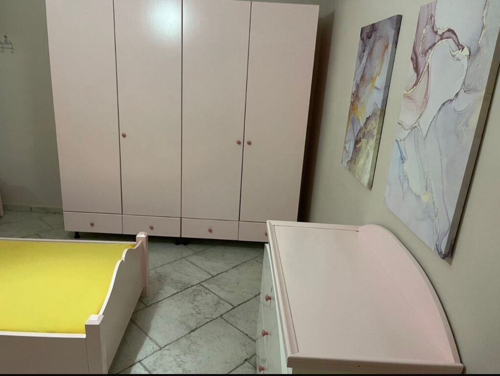 Jepet me Qera Apartament 2+1+2 tek Shkolla e Kuqe !