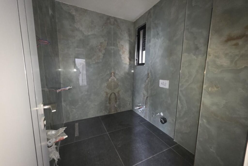 Në Golem Shitet Vilë Spektakolare Me Pishine Dhe Çmim Okazion, 1800 Euro/m2