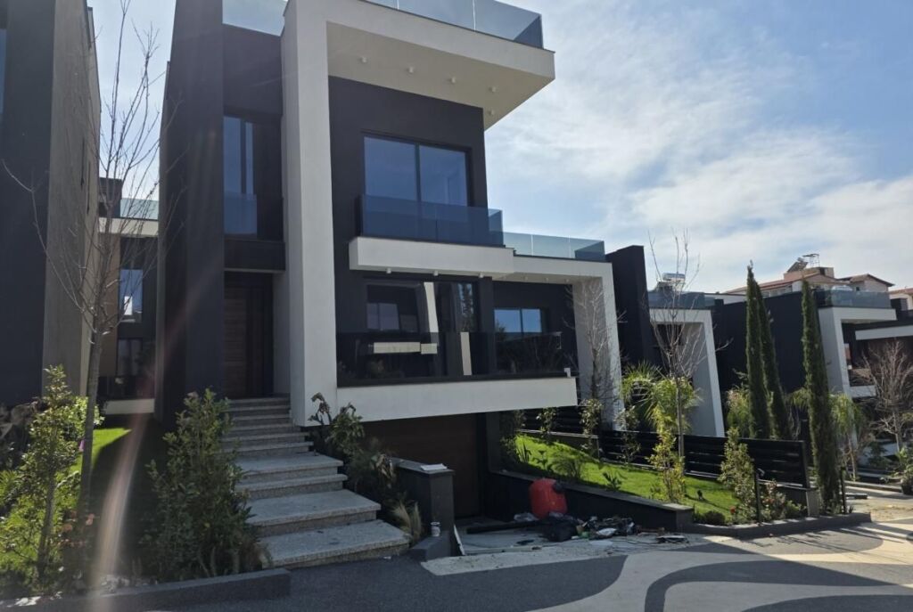 Në Golem Shitet Vilë Spektakolare Me Pishine Dhe Çmim Okazion, 1800 Euro/m2