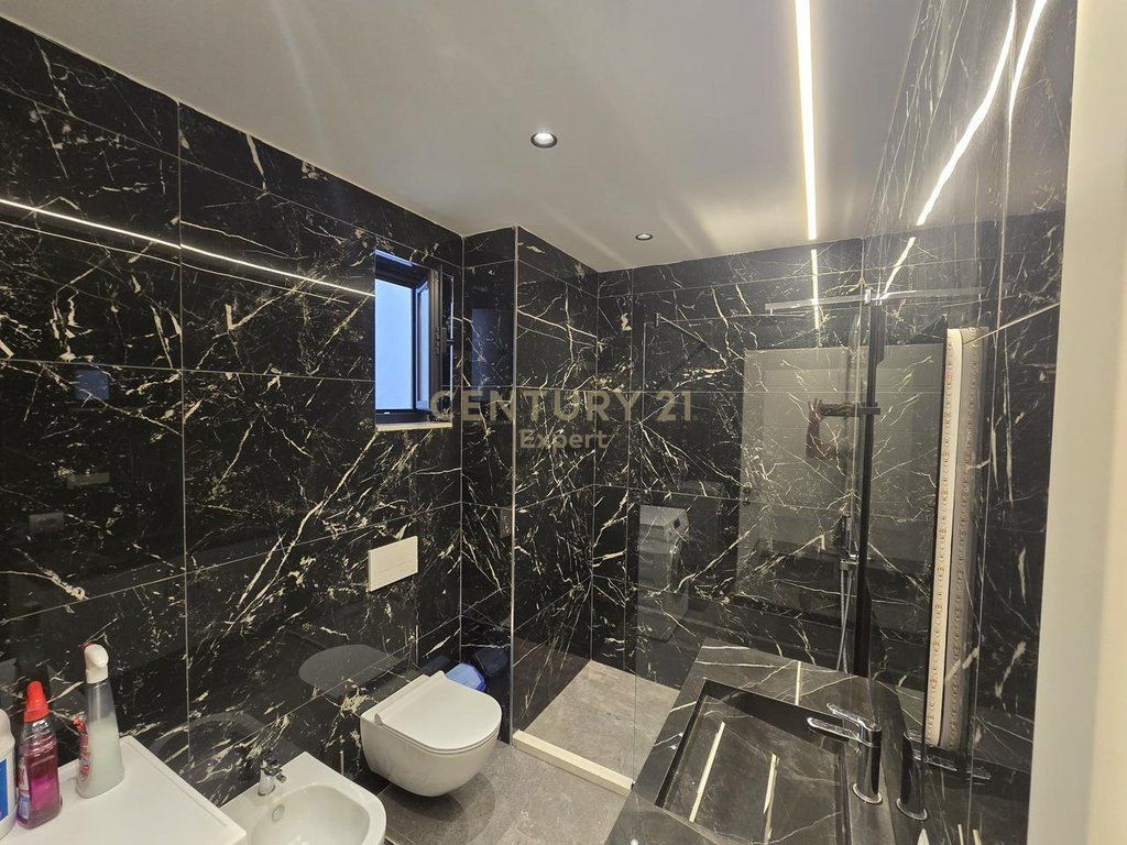 APARTAMENT 2+1+2 NE SHITJE PRANE UET 250,000 € Sip. Totale  103m2