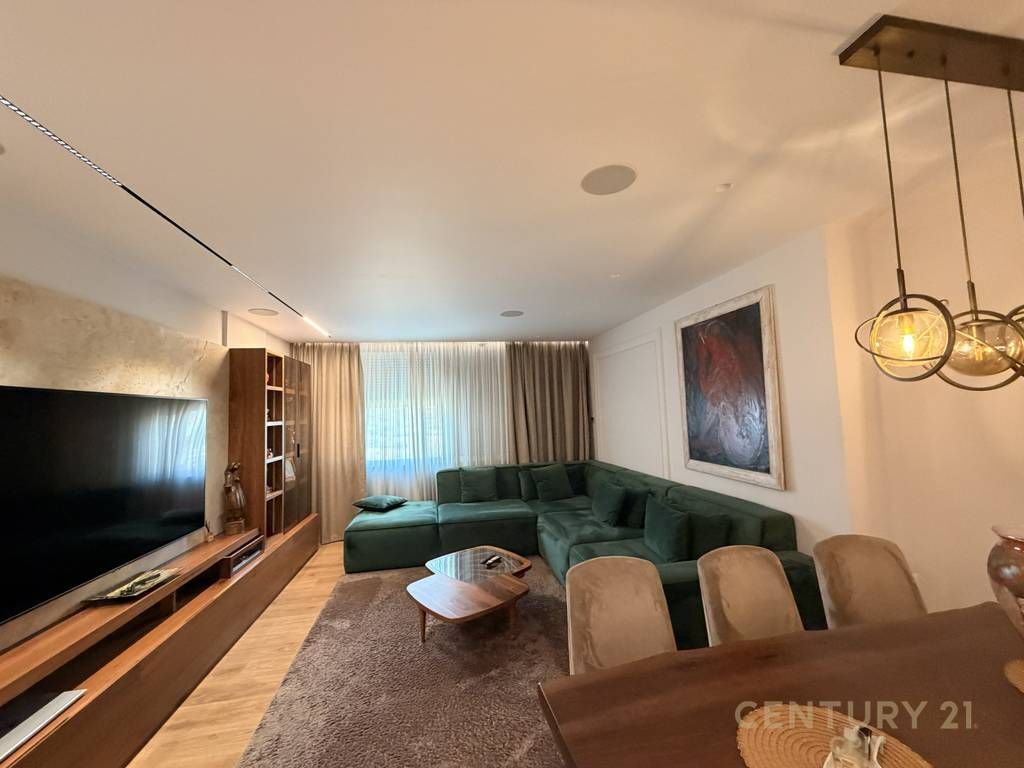 Shitet apartament 3+1 me 2 tualete dhe 2 poste parkimi pranë Air Albania Stadium