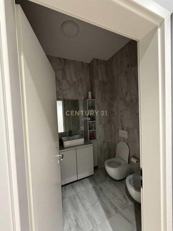 JEPET ME QERA APARTAMENT 2+1 TEK RRUGA JORDAN MISJA