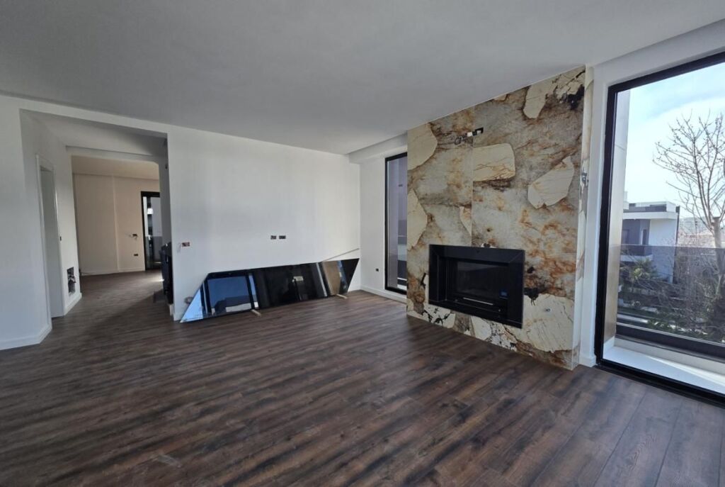 Në Golem Shitet Vilë Spektakolare Me Pishine Dhe Çmim Okazion, 1800 Euro/m2