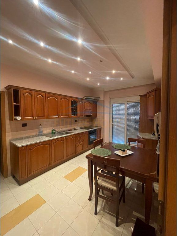 Qera , Apartament 2+1 , Blloku , Tirane