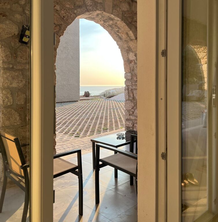 SHITET: 1+1+1 Verand + 1Post Parkimi📍Dhermi (Res. Sofo Duni) - 205,000€ - Sp.71m² - Orientim Jug🌞|| Pamje Spektakolare nga Deti 🌊 Vetem 300m Larg🏃🏻‍♂️