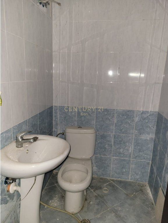 VENDITA AMBIENTE IN STRADA PRINCIPALE, DURRËS !