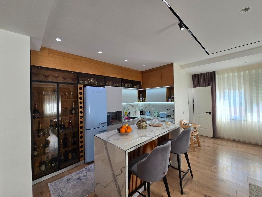 Apartament 3+1+2+ballkon+depo+garazhd tek Rruga e Kosovareve.