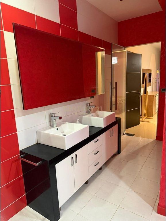 Apartament 2+1 Per Qera ne ish-Bllok 1,200 € /Muaj Sip. Totale  132m2