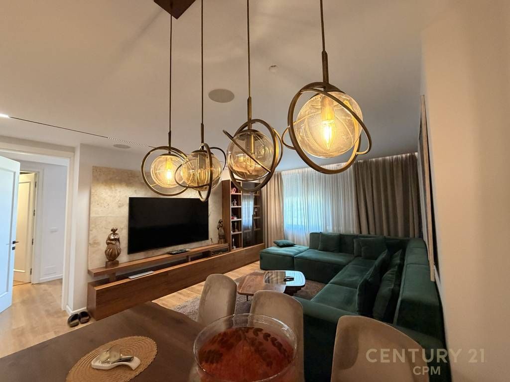 Shitet apartament 3+1 me 2 tualete dhe 2 poste parkimi pranë Air Albania Stadium