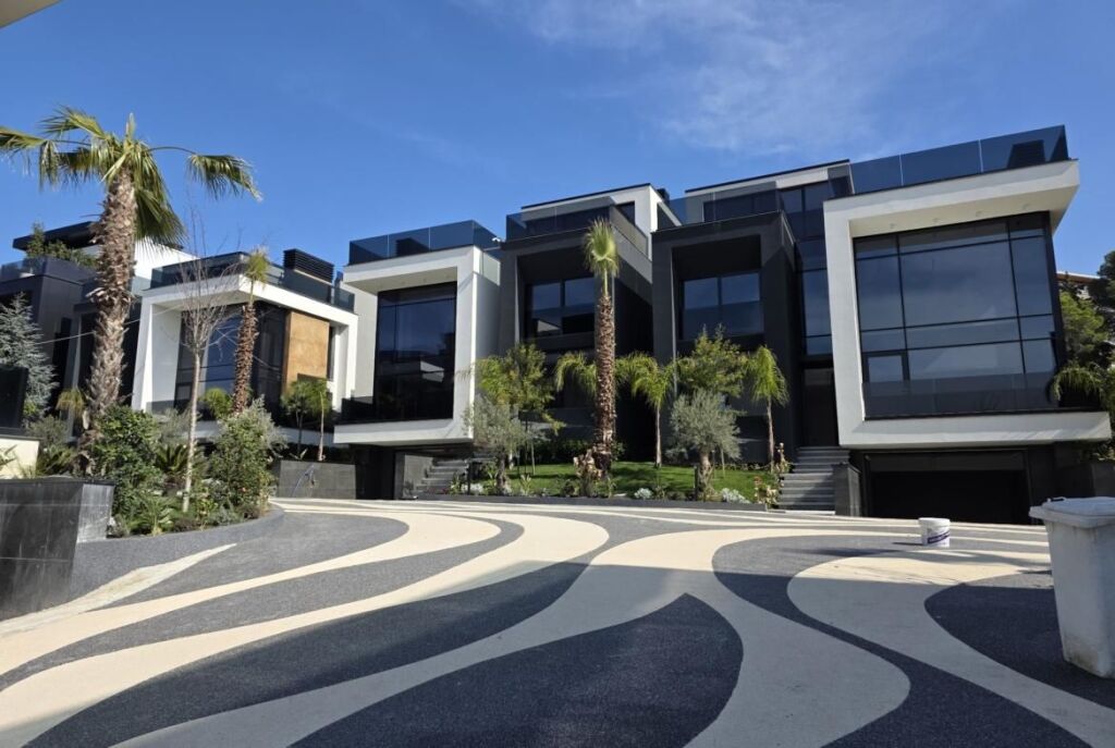 Në Golem Shitet Vilë Spektakolare Me Pishine Dhe Çmim Okazion, 1800 Euro/m2