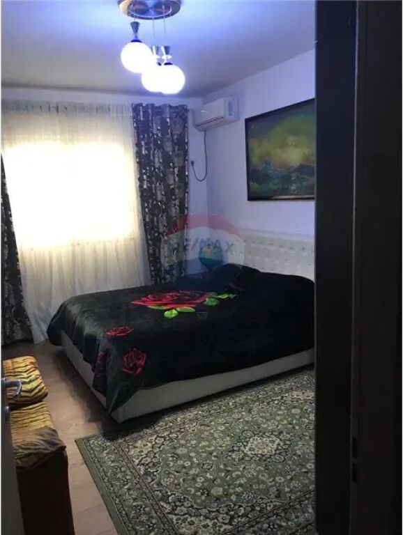 Shitet shtëpi private+ truall, Shkolla e Bashkuar