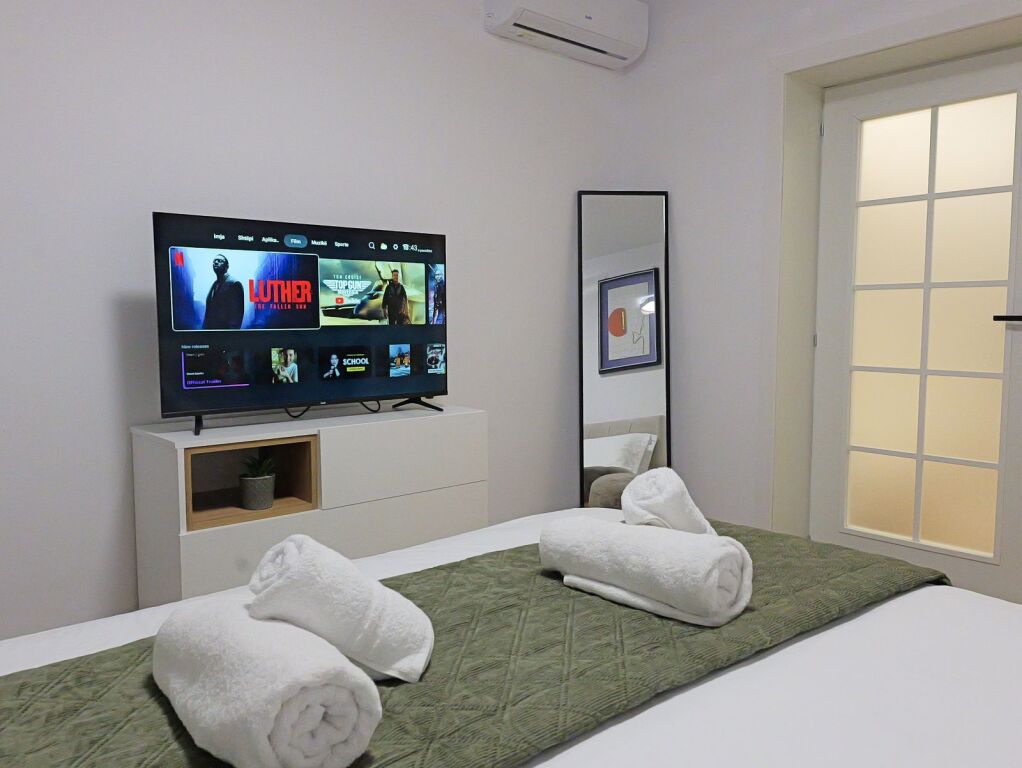 🏢Via Elbasan, vicino al Liceo Artistico, affittasi appartamento 1+1, appena arredato 75,000Lek