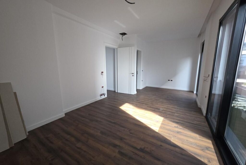 Në Golem Shitet Vilë Spektakolare Me Pishine Dhe Çmim Okazion, 1800 Euro/m2