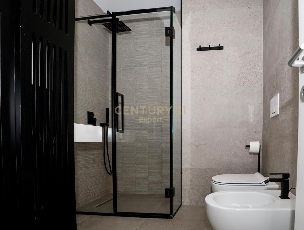 APARTAMENT 2+1+2 ME POST PARKIMI PER QIRA TEK REZIDENCA MANGALEM NE ALI DEM