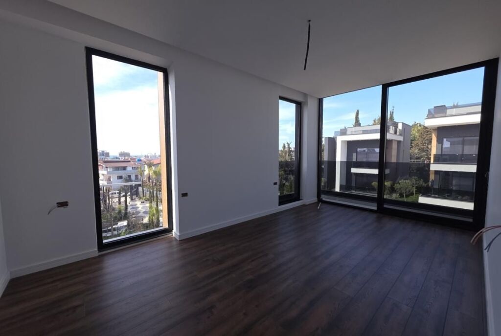 Në Golem Shitet Vilë Spektakolare Me Pishine Dhe Çmim Okazion, 1800 Euro/m2