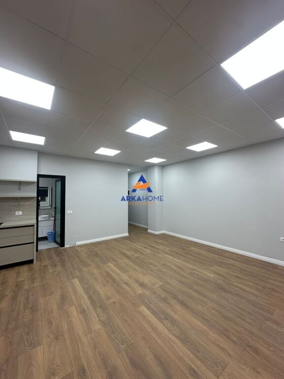 JEPET ME QERA AMBIENT ZYRE 68M2 "NE QENDER TE TIRANES" 950 EURO