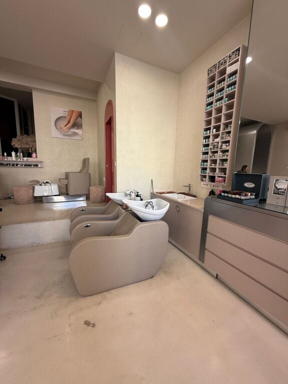 Shitet biznes parukeri estetik