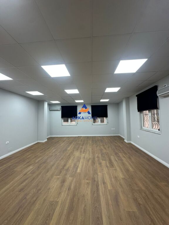 JEPET ME QERA AMBIENT ZYRE 68M2 "NE QENDER TE TIRANES" 950 EURO