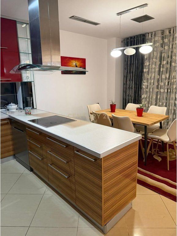 Apartament 2+1 Per Qera ne ish-Bllok 1,200 € /Muaj Sip. Totale  132m2