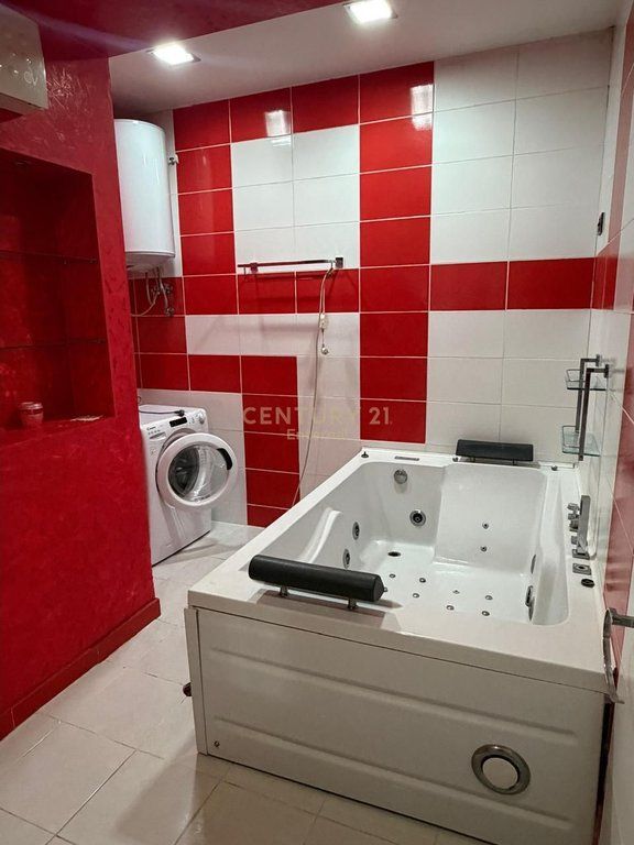 Apartament 2+1 Per Qera ne ish-Bllok 1,200 € /Muaj Sip. Totale  132m2