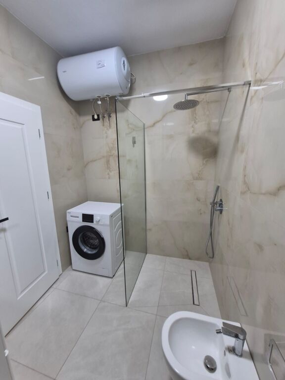 1+1,i mobiluar te gjimnazi partizani,580 mije leke