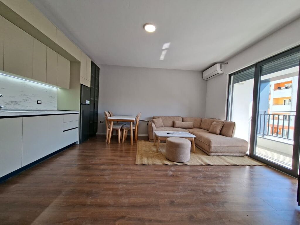 🏠 Jepet me Qera: Apt. 1+1 (📍Stc. Trenit / Kompleksi Ndregjoni) Hera e parë me qera || 100% e re ✨️ 70,000 lekë / Muaji 💶