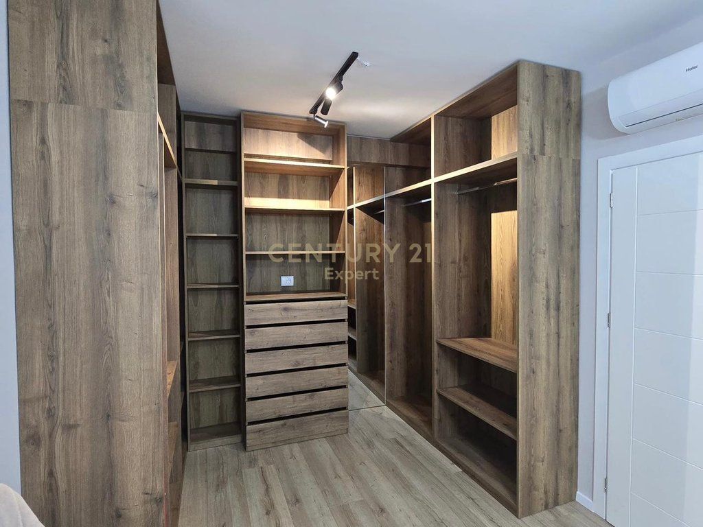 SHITET APARTAMENT 2+1+2 PRANE UET