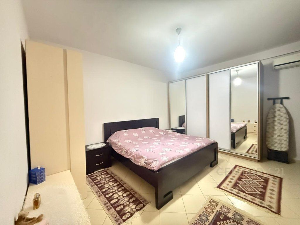 Shitet apartament 2+1 në Yzberisht!