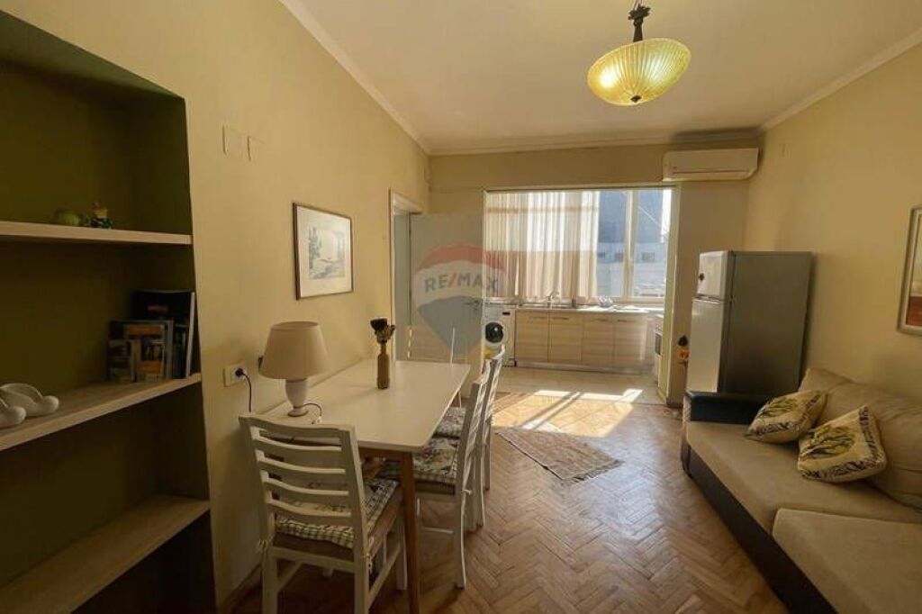 Apartament 1+1 me qera në qendër të Tiranës.