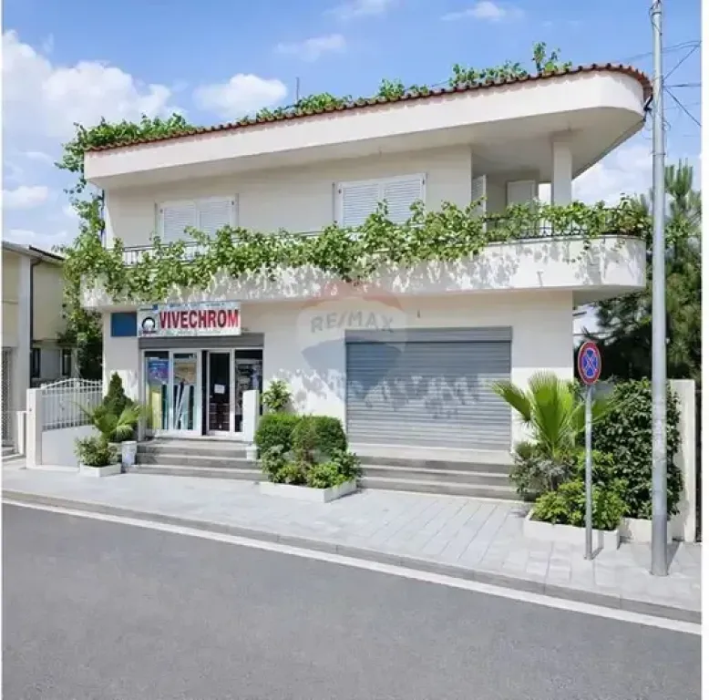 Ndërtesë - Për Shitje - Blloku I Vilave, Tiranë