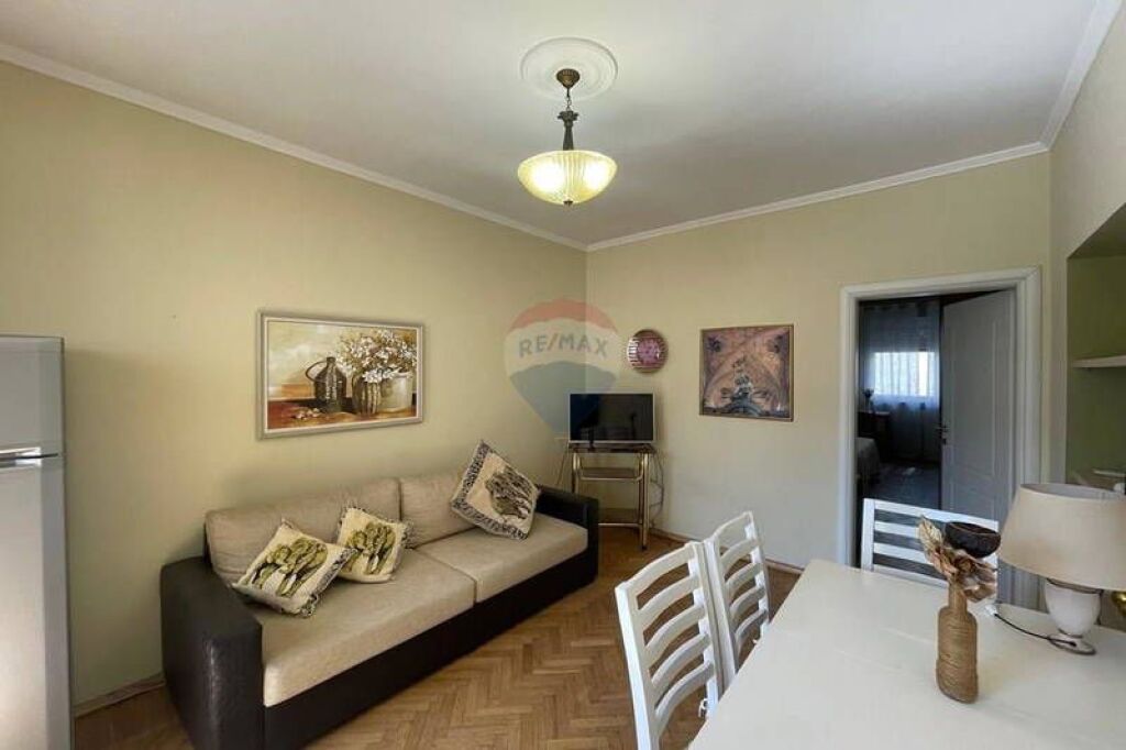 Apartament 1+1 me qera në qendër të Tiranës.