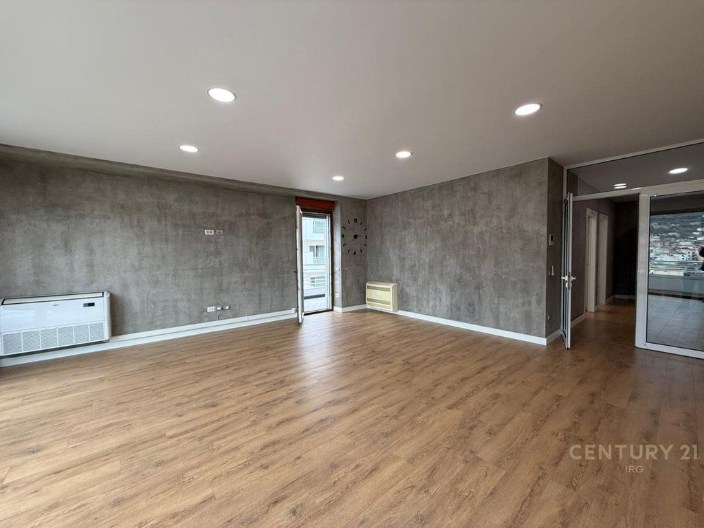 UFFICIO IN AFFITTO AL HILTON, VICINO A DELIJORGJI 2.500 € /Mese Superficie Totale 200m2