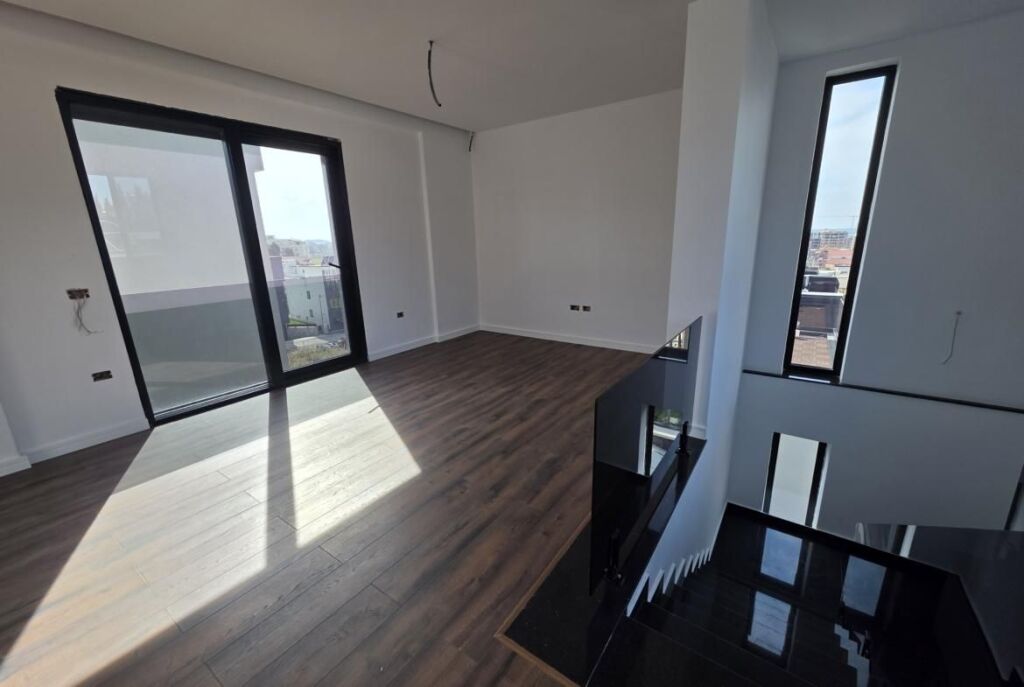 Në Golem Shitet Vilë Spektakolare Me Pishine Dhe Çmim Okazion, 1800 Euro/m2