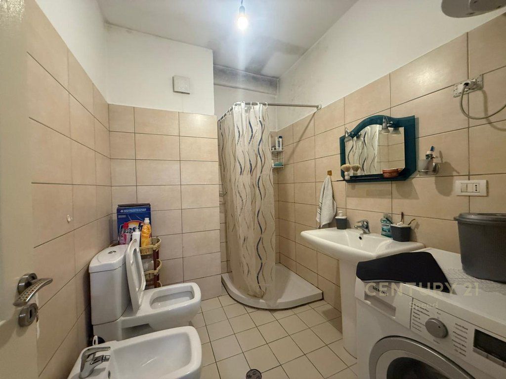 Shitet apartament 2+1 në Yzberisht!