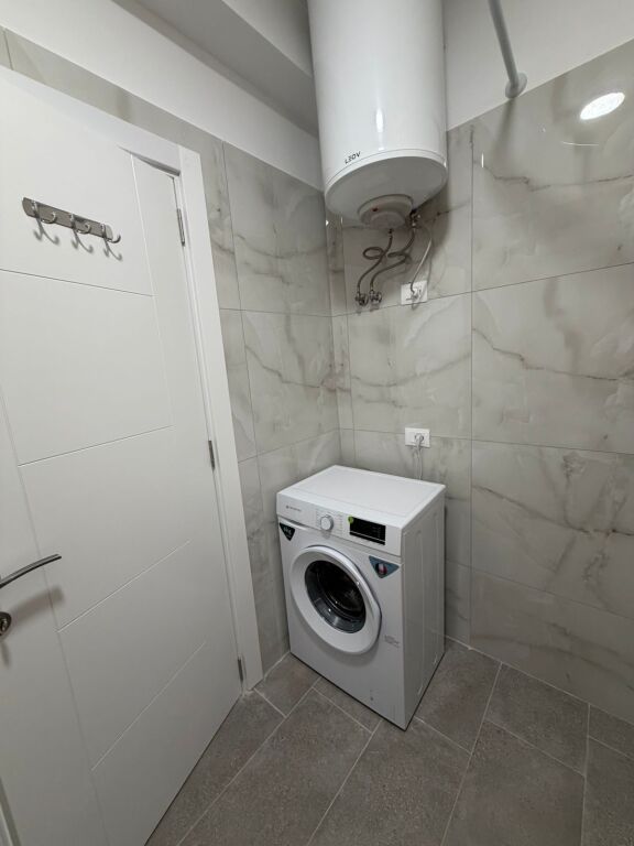 🏢Laprake,Rruga Dritan Hoxha jepet me qera garsoniere 40m2,e sapo mobiluar 42,000LEKE        