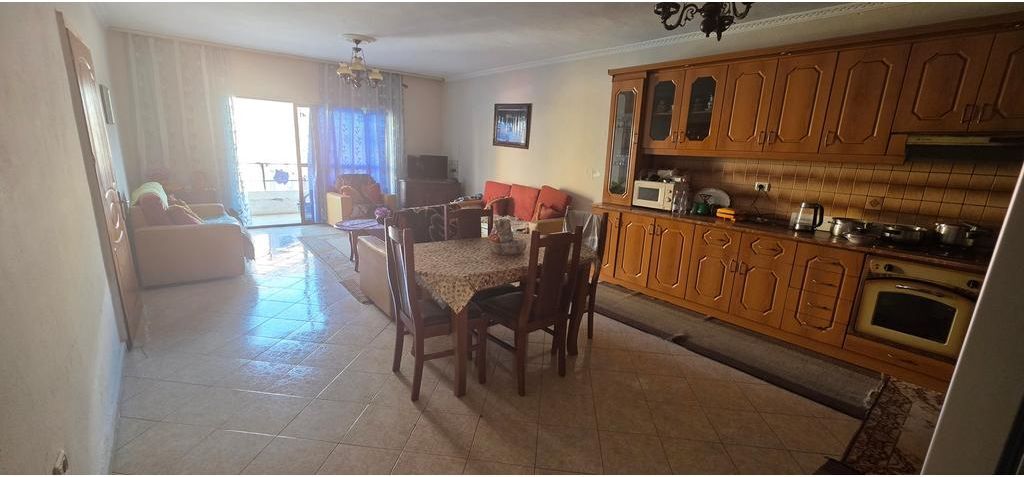 Komuna e Parisit – Për shitje Apartament 3+1+2 që ndahet në 2 apartamente 1+1!