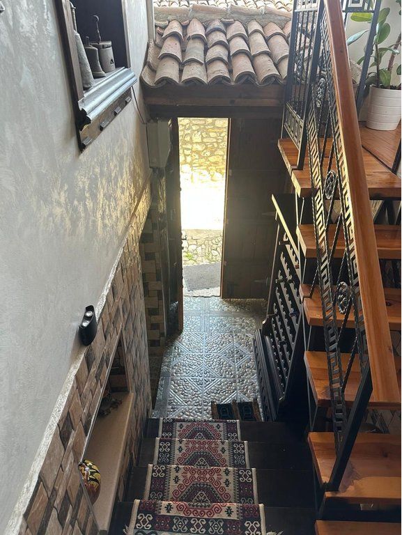 Shesim Hotel, shtëpi antike në lagjen Mangalem, Berat