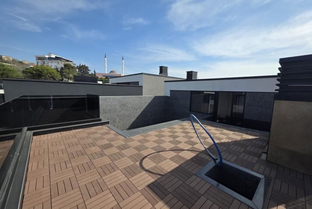 Në Golem Shitet Vilë Spektakolare Me Pishine Dhe Çmim Okazion, 1800 Euro/m2