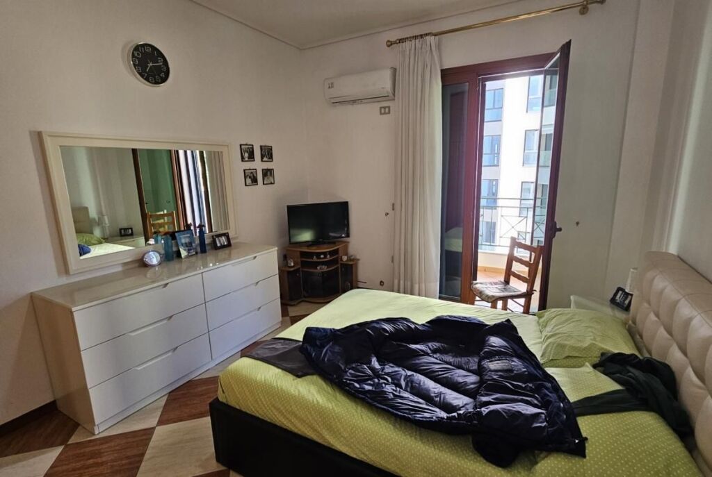 Tek Poliklinika Ne Vlore, Shitet Apartament 3+1+2 Me Hapesire Te Bollshme!