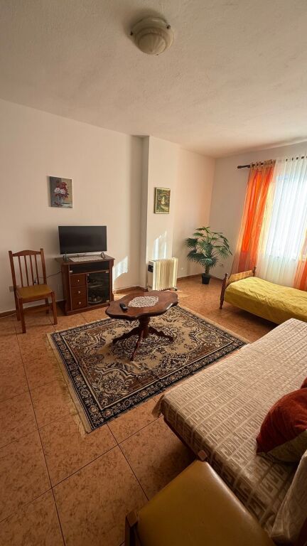 📍 Jepet Apartament 1+1 me Qera tek Rrethi i Komunës së Parisit