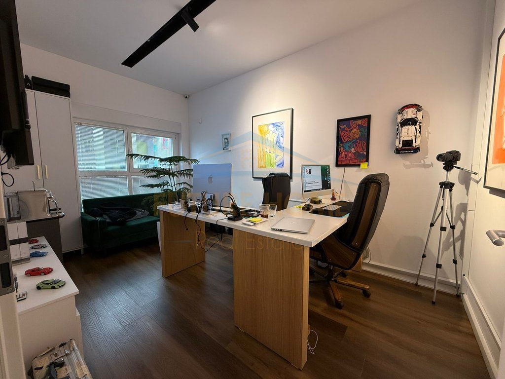 Vendesi Commerciale in Vendita 3 Posti Auto, Complesso Mangalem