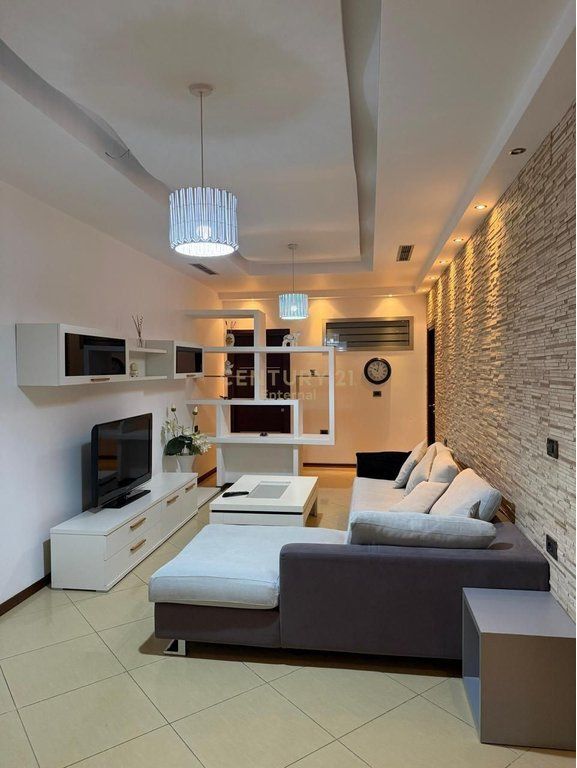 Apartament 2+1 Per Qera ne ish-Bllok 1,200 € /Muaj Sip. Totale  132m2