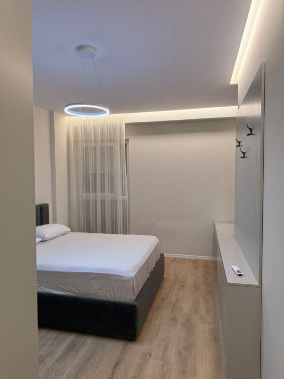 Laprake,jepet me qira super apartament 1+1! 700 Euro