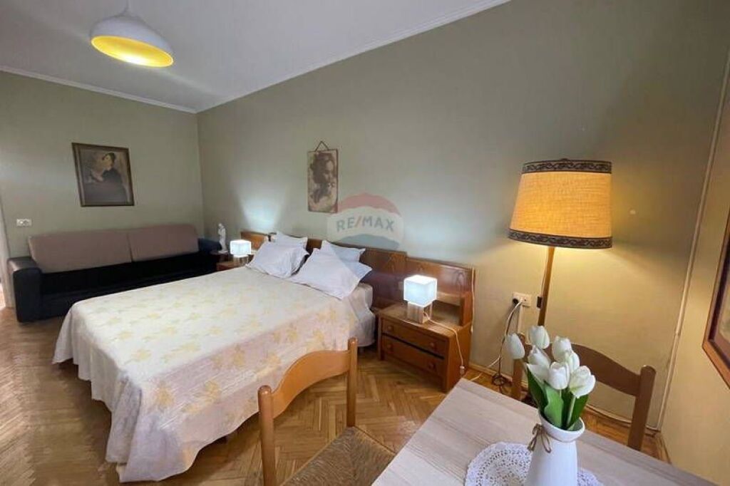 Apartament 1+1 me qera në qendër të Tiranës.